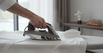 Férfi kéz, ami vasalót fog